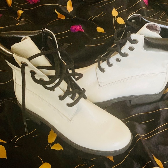 TIMBERLANDS IN BRIGHT WHITE WITH BLACK TRIM ! - Picture 2 of 5